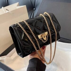 Cartera bandolera acolchada con detalle metálico