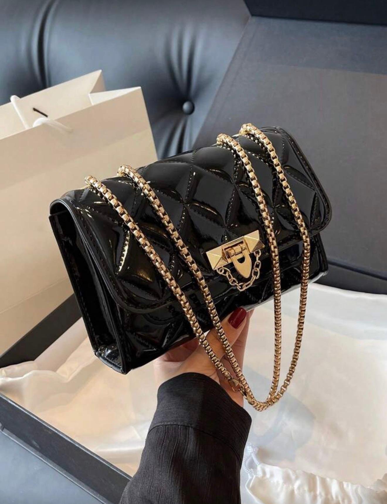 Cartera bandolera acolchada con detalle metálico