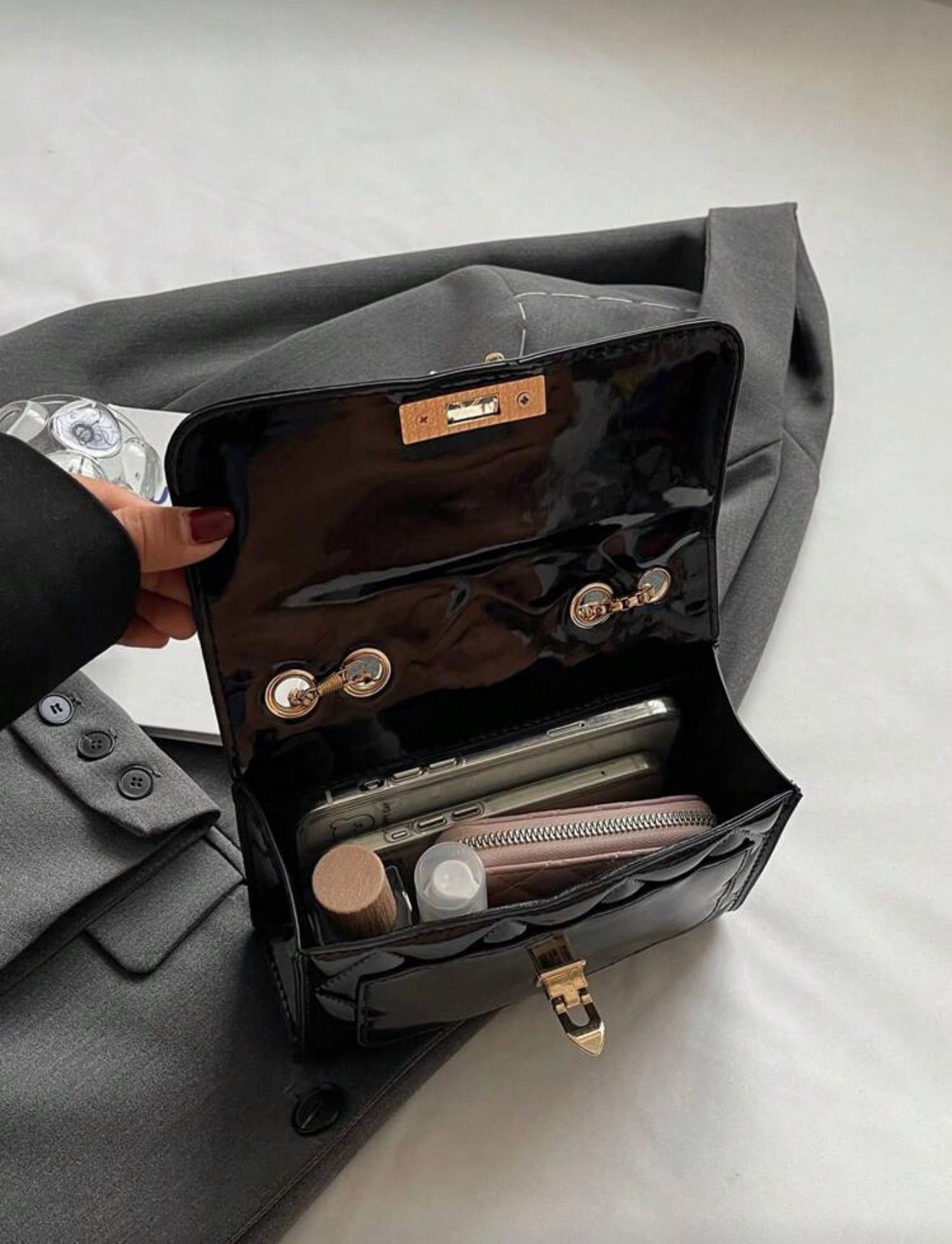 Cartera bandolera acolchada con detalle metálico - Imagen 2